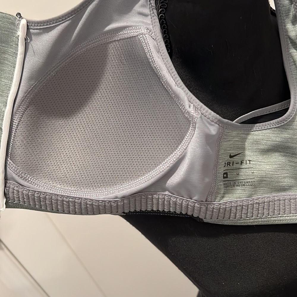 Nike Shape high-support padded zip-front sports bra - Picture 4 of 5